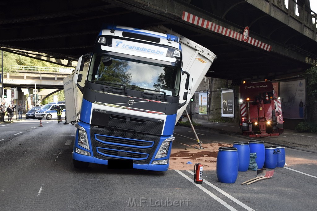 LKW blieb unter Bruecke haengen Koeln Ehrenfeld Innere Kanalstr Hornstr P233.JPG - Miklos Laubert